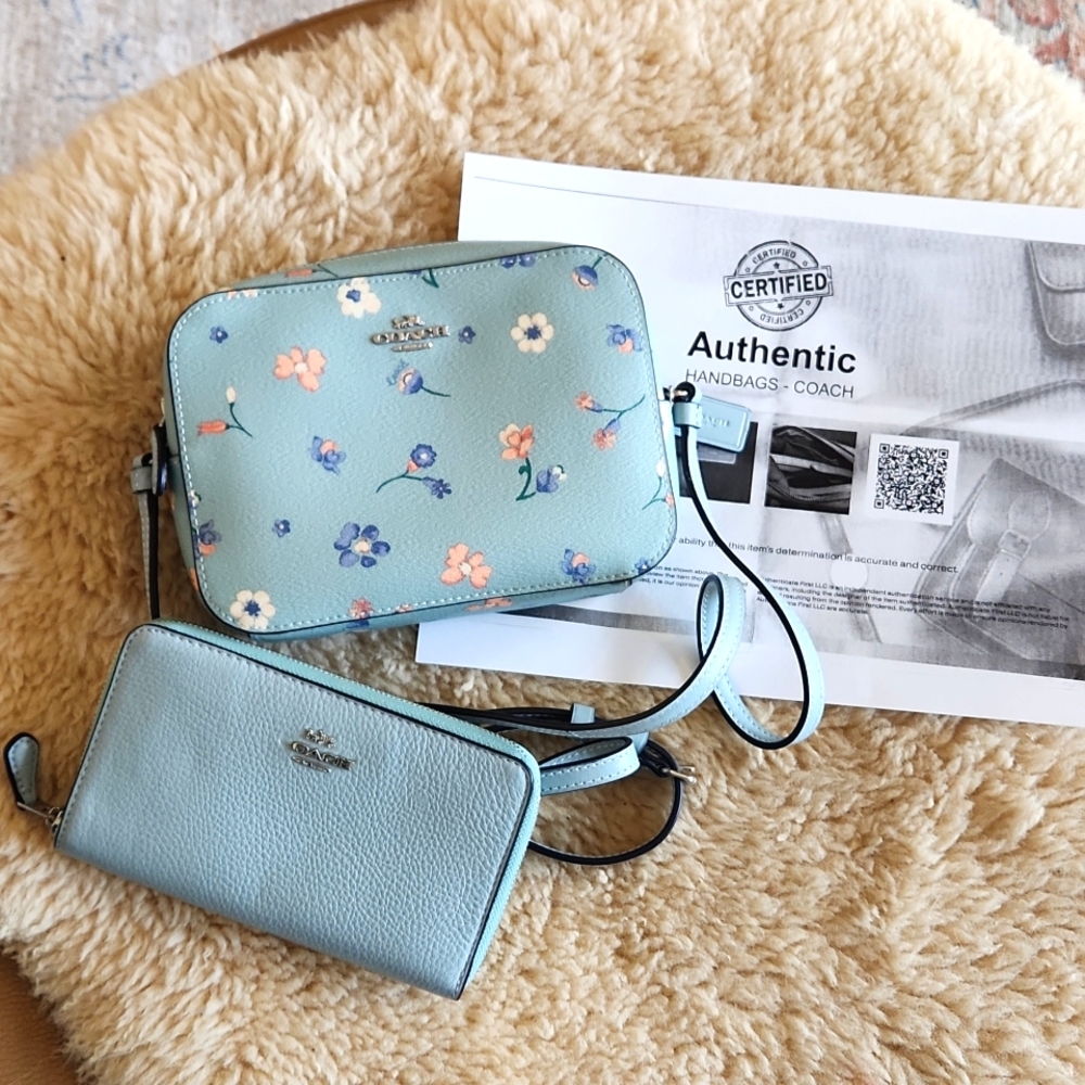 Beautiful Coach Seafoam Green Leather Crossbody Bag & Wallet Set ❤️